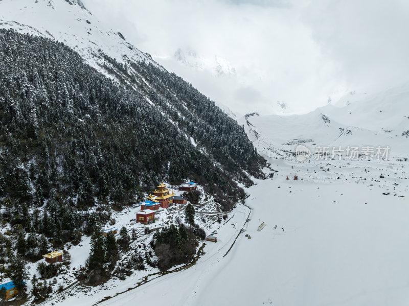 西藏林芝地区墨脱县多雄拉雪山高空航拍