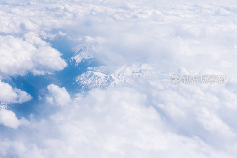 中国西藏高空飞机上航拍连绵雪山自然风光