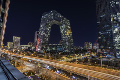 北京央视大楼夜景与城市道路灯光交相辉映