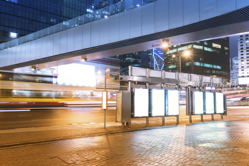 城市街道夜晚车流与高楼景观