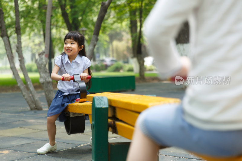 儿童玩跷跷板