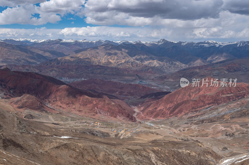 西藏昌都丁青县壮丽景色雪山下的彩色山谷