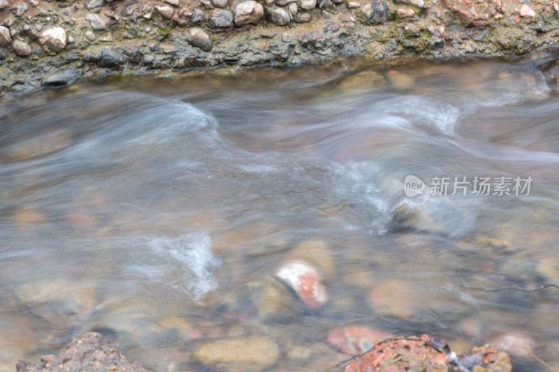 有石块的溪流流水动态景象