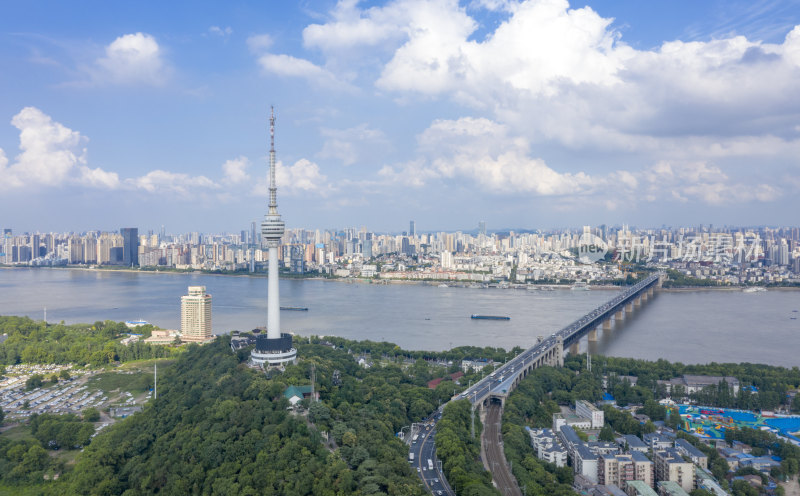 武汉龟山电视塔与长江大桥城市风光