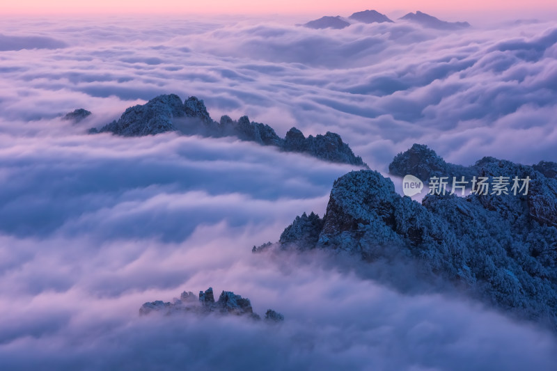 寒冷冬天大山雪后云海阳光航拍