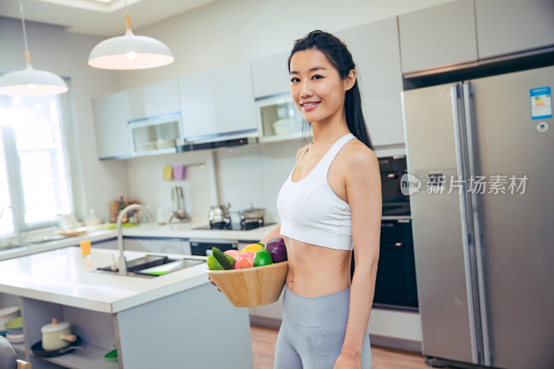 穿着运动装的青年女人在厨房