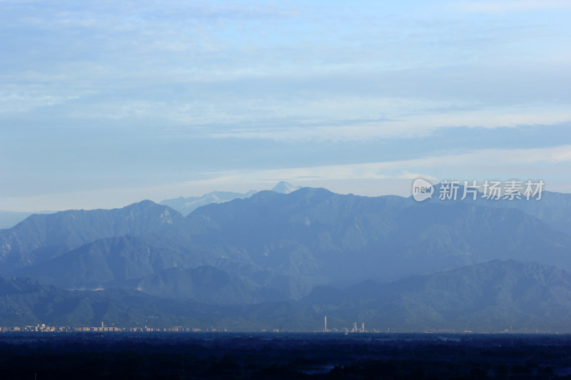 成都市周边的群山远山背景