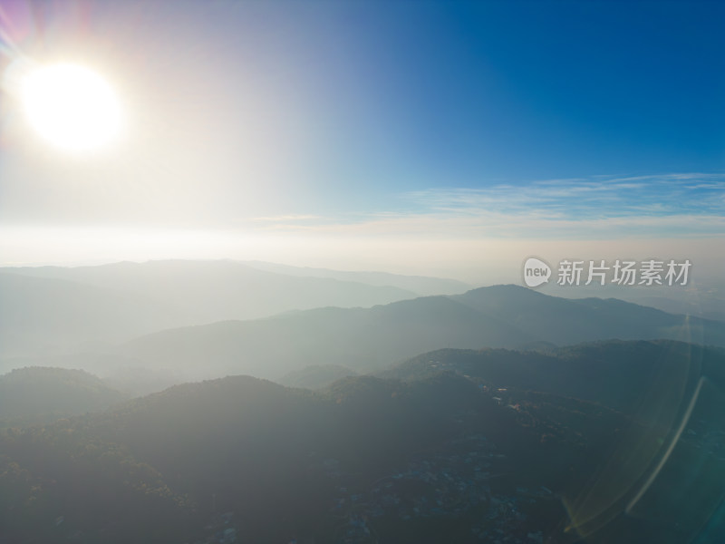 航拍日落时群山对天的景色