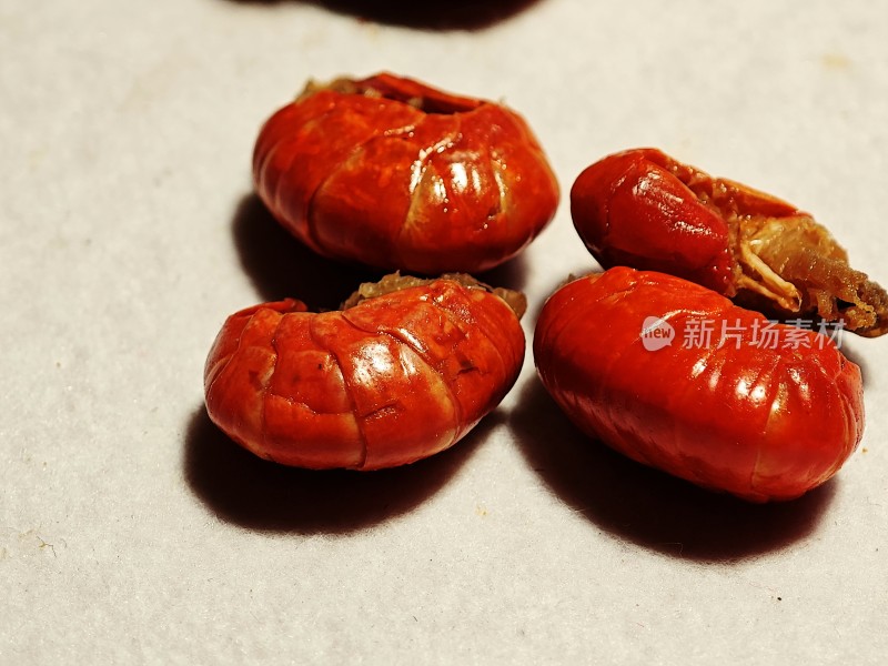 小龙虾露出鲜嫩饱满的虾肉