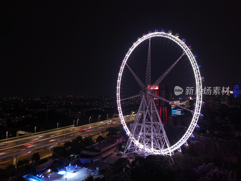 夜色中璀璨的大型摩天轮全景