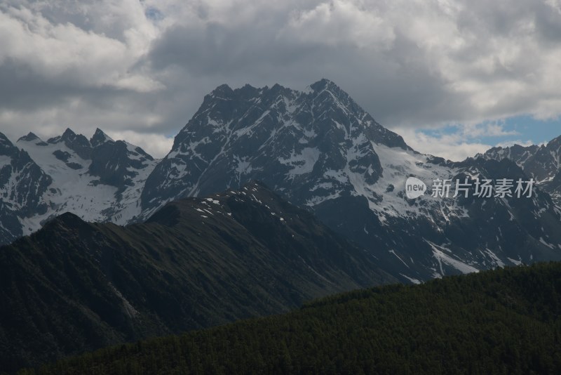 雪山树林山脉