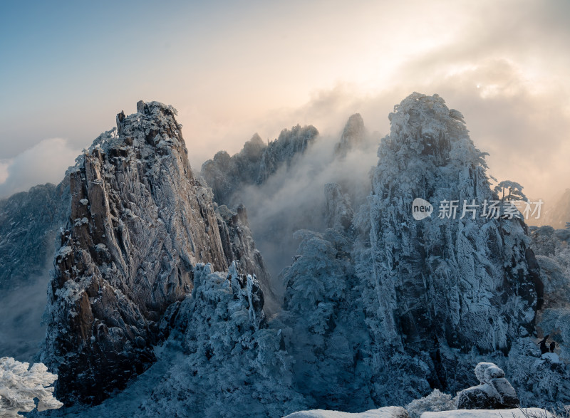 雪后黄山奇峰云雾缭绕的壮丽景象