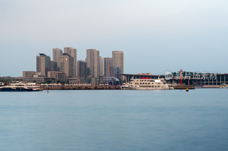 青岛奥帆中心沿海城市高楼林立的码头景观