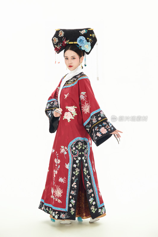 白色背景下穿着中国清朝宫廷服饰的少女