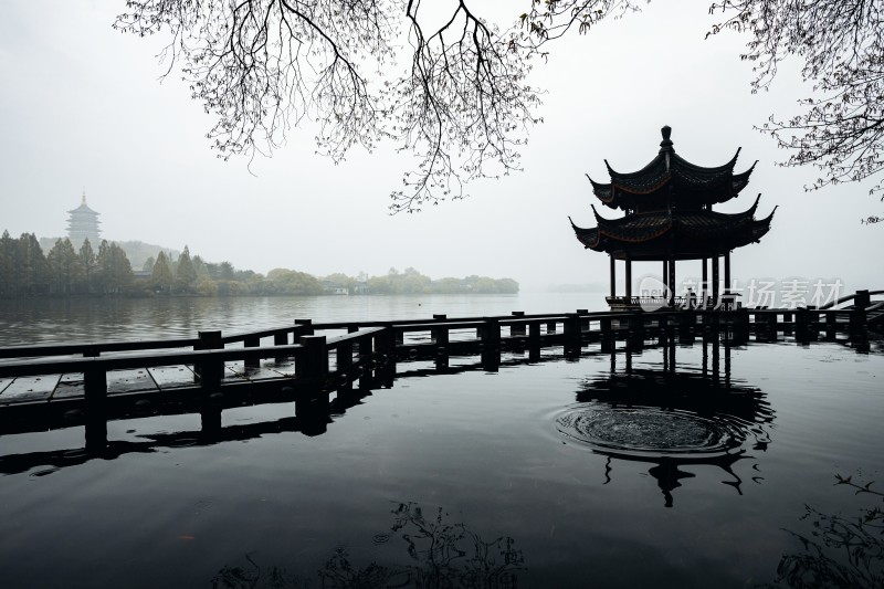 杭州西湖长桥公园湖畔中式亭子烟雨景色