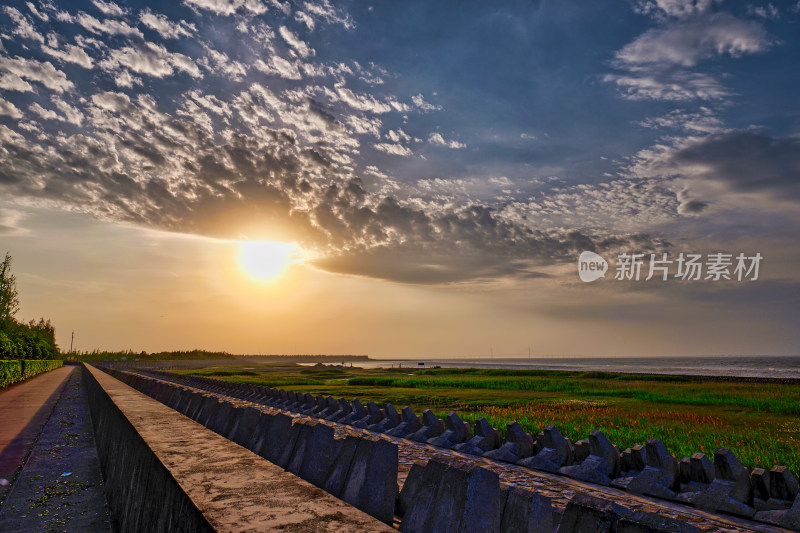 日落时的海滩对天景色