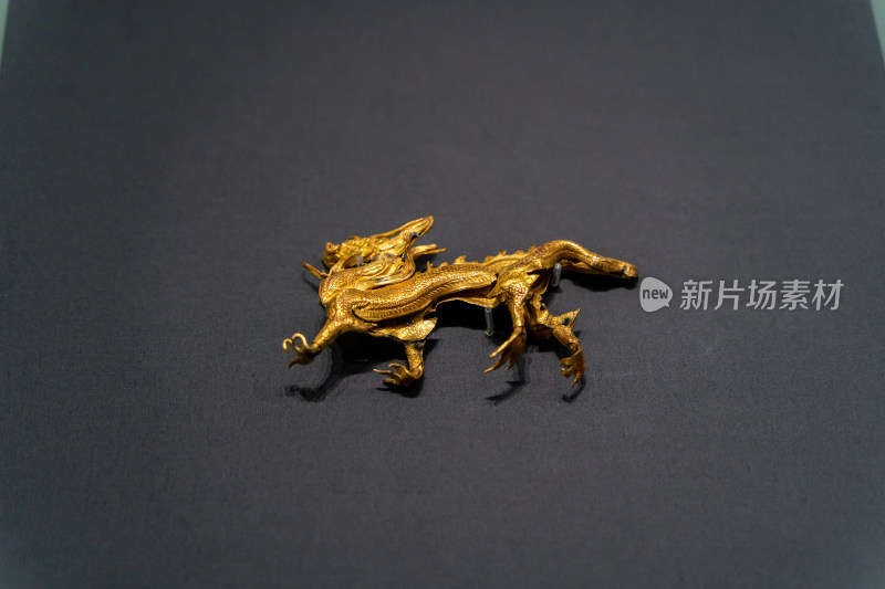 浙江省博物馆金色龙形饰品特写