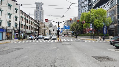 城市街道景象，车辆行人有序通行