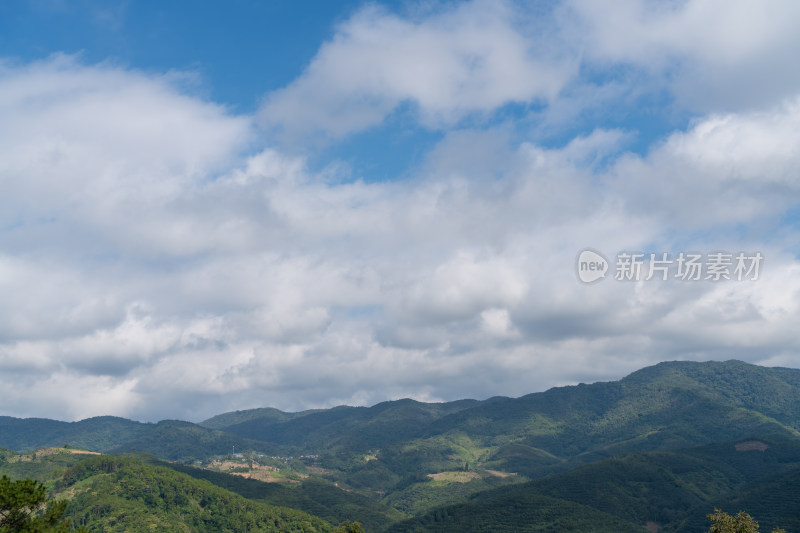 蓝天白云下的山峦景色