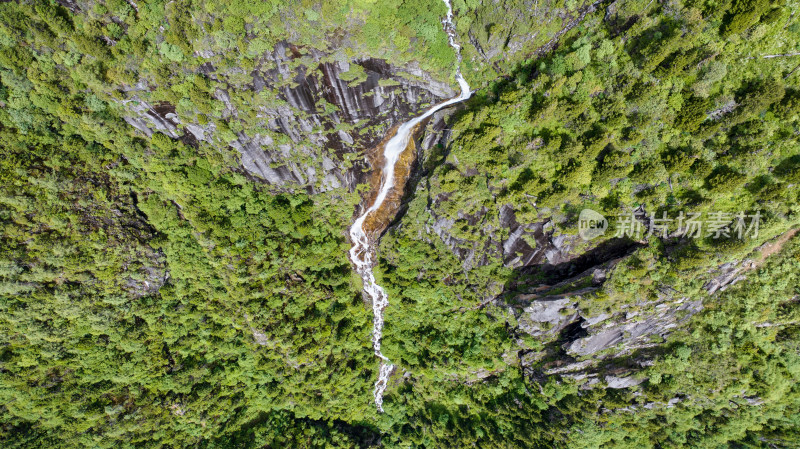 四川阿坝理县毕棚沟景区的高山瀑布