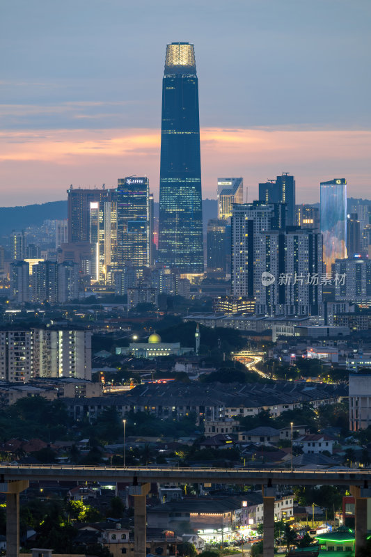 马来西亚吉隆坡高层建筑日落夜景