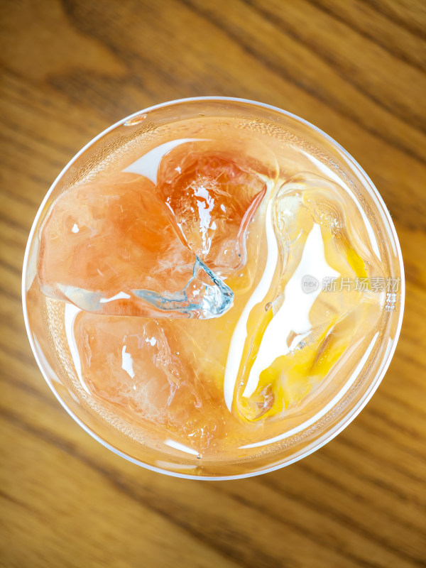 冰镇橙色气泡饮品