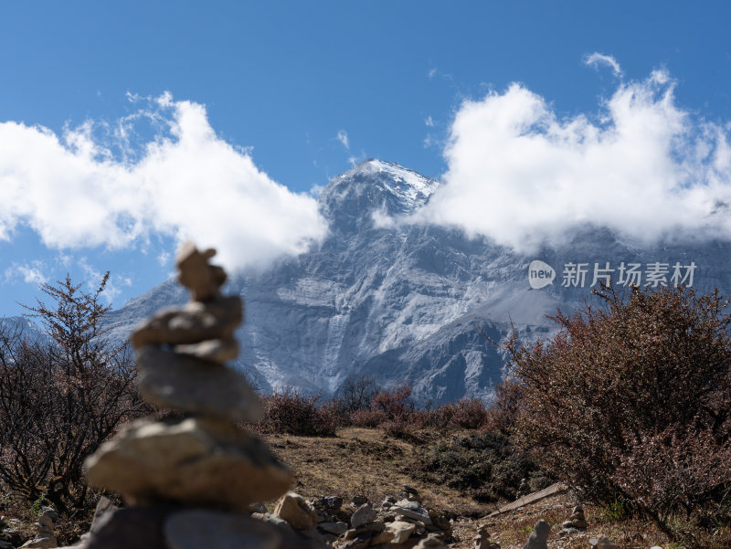 站在玉龙雪山牦牛坪，观赏山川风景