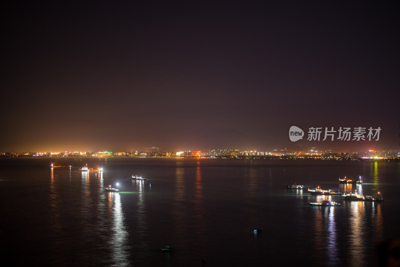 夜空映衬下的城市海景