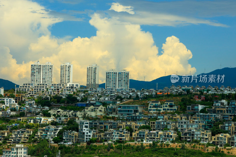 城市建筑群与蓝天白云景观