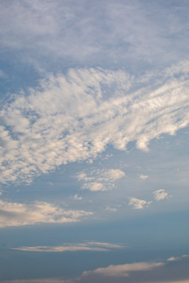 天空中的朝霞霞光