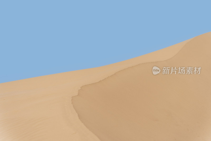 内蒙古阿拉善盟乌兰布和沙漠沙丘与天空