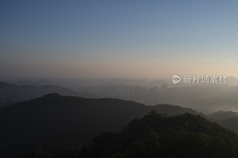 广东中山五桂山狮头山俯瞰长江水库日出风光