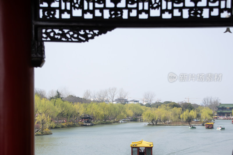 江苏省扬州市瘦西湖水岸边古建筑春日风光