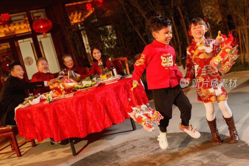 快乐家庭庆祝新年