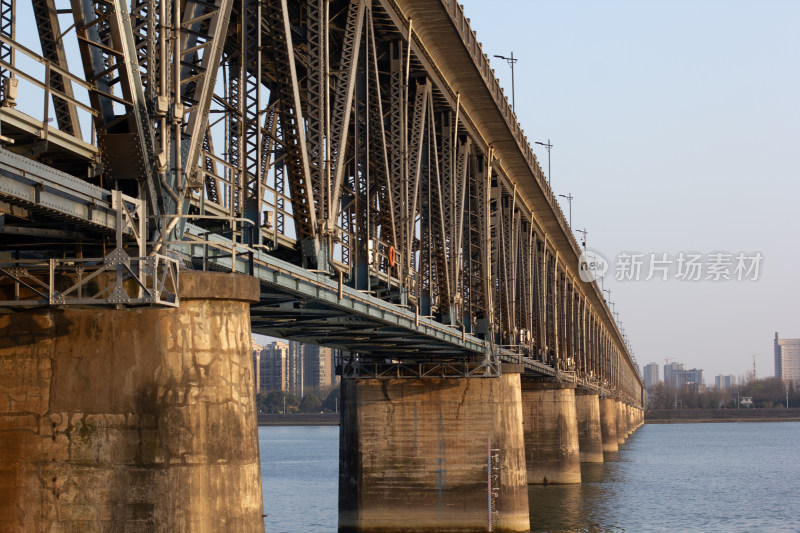 杭州钱塘江大桥江上钢铁桥梁全景