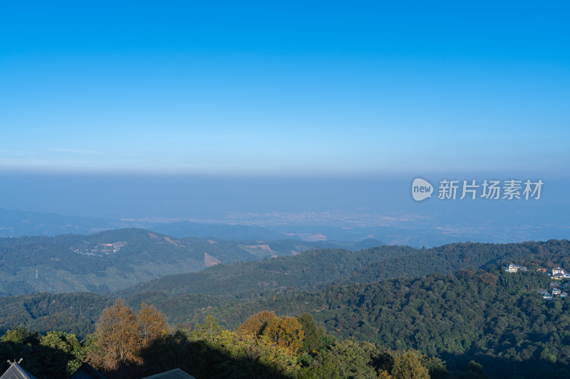 山顶的天空和风景