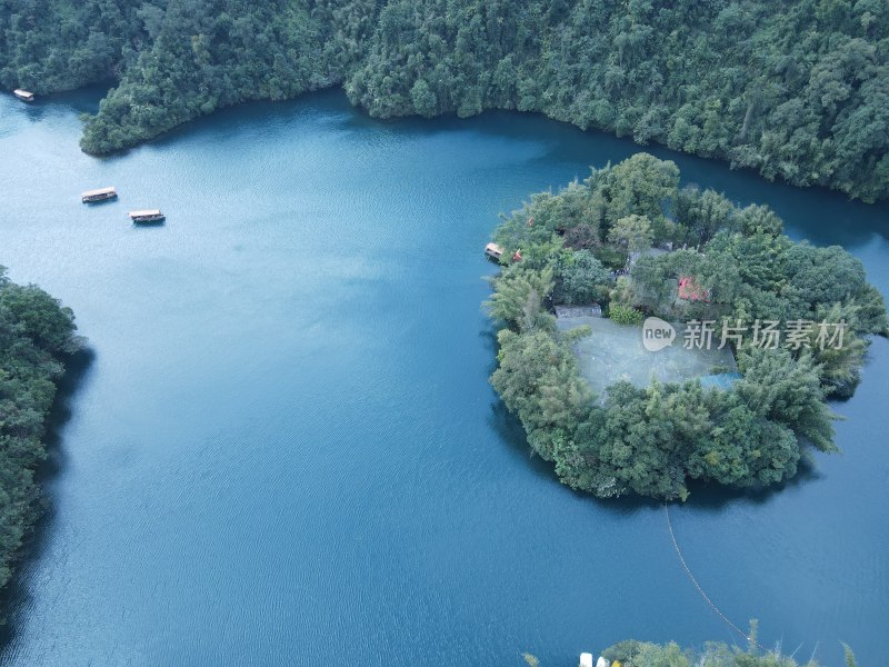 航拍肇庆鼎湖山山林间的湖泊景观