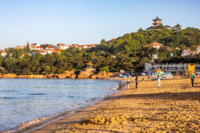 青岛小鱼山第一海水浴场汇红瓦绿树碧海蓝天