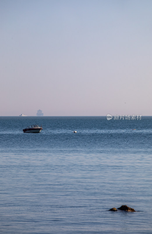 烟台月亮湾第一海水浴场海天海水相间景观