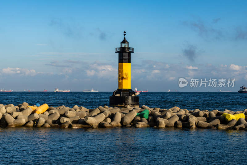 韩国釜山傍晚松岛灯塔与城市云海风光