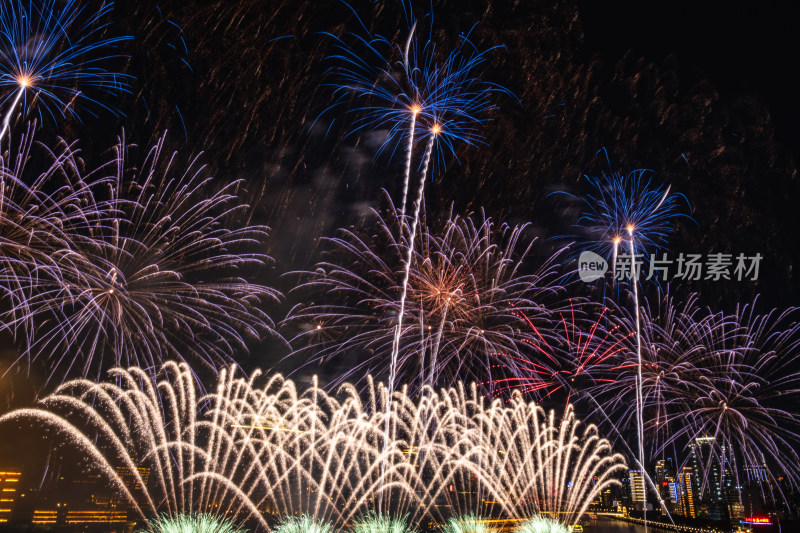 广州2025白鹅潭水上绽放的绚丽多彩烟花夜景