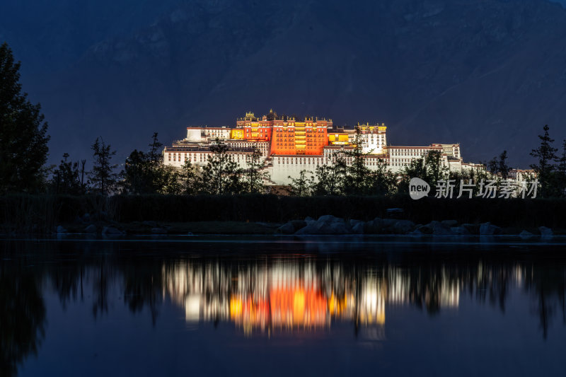 西藏拉萨南山公园远眺高原圣殿布达拉宫全景