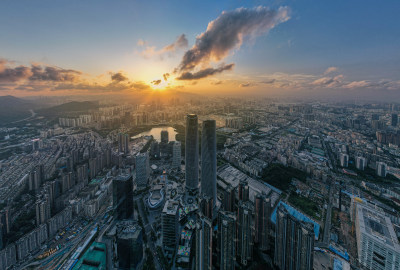 夕阳下的深圳双子塔城市天际线