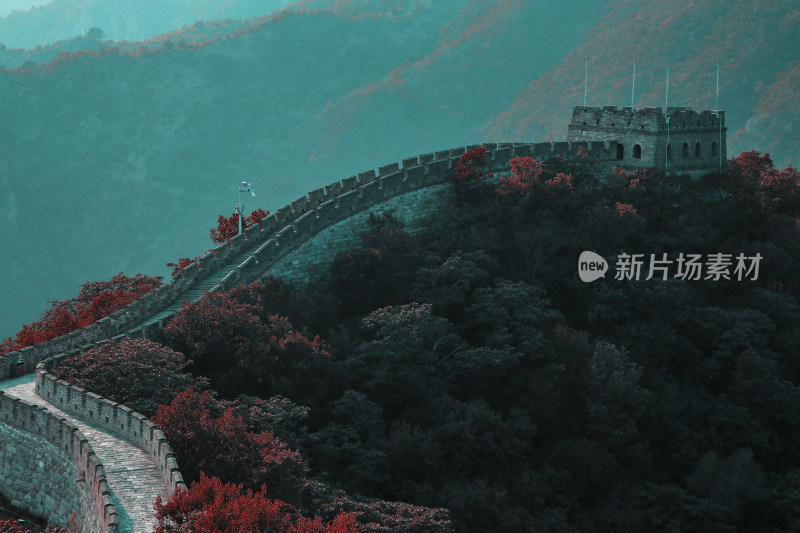 秋季山林中的长城景色