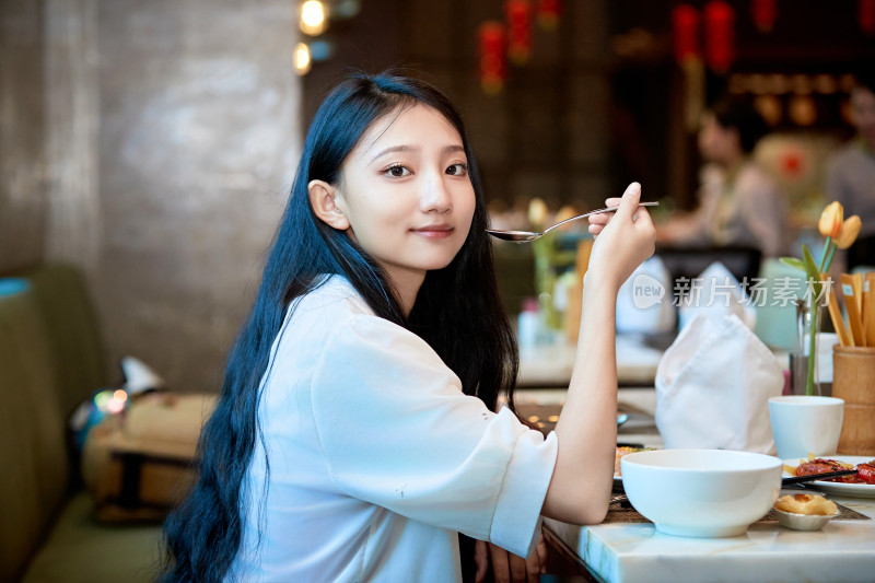 在星级酒店自助餐厅用餐的可爱中国少女