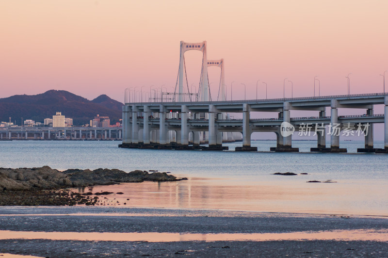 夕阳下的黑石礁星海湾大桥