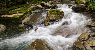 大山河流溪水水流慢速