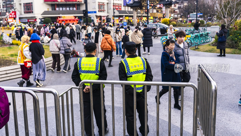 穿制服的安保人员在户外维持秩序