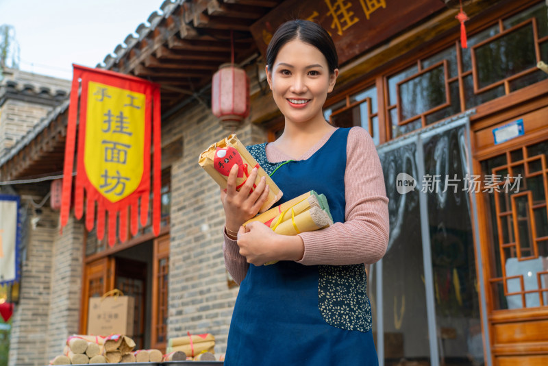 热情的服务员推销挂面