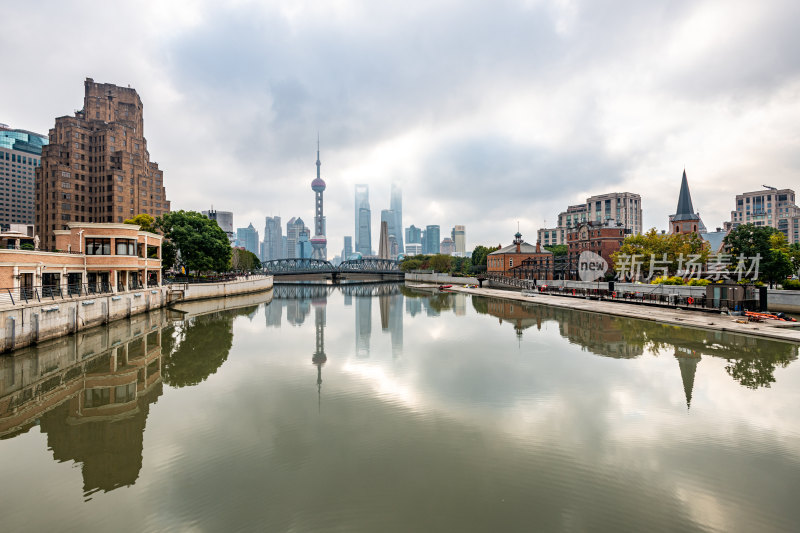 上海苏州河外滩源外白渡桥陆家嘴城市景观